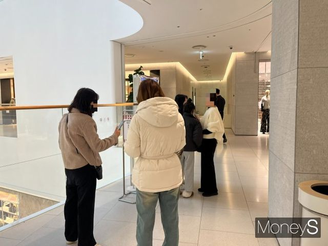 현장 웨이팅에서도 티켓팅 전쟁은 계속됐다. QR코드를 찍는 사람들의 모습./사진=박정은 기자