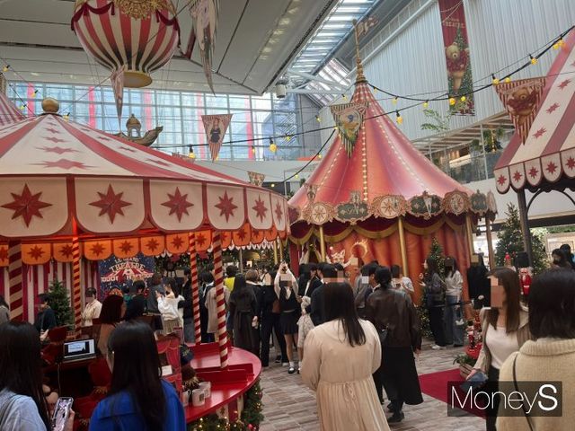 더현대 크리스마스 빌리지를 구경하는 사람들의 모습./사진=박정은 기자