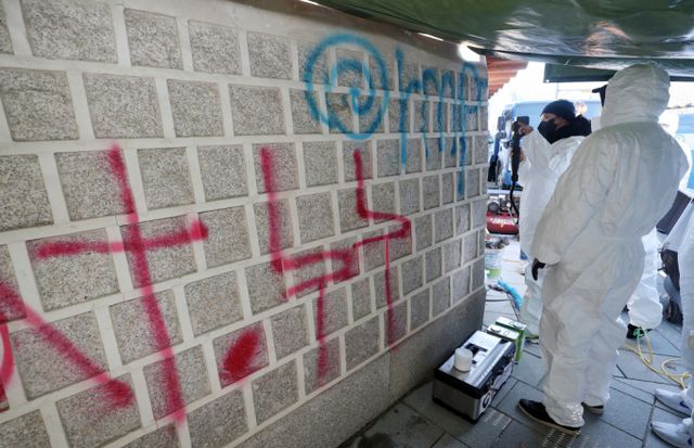 지난해 경복궁에 낙서를 하도록 학생들을 사주한 혐의로 체포된 일명 '이팀장'에게 검찰이 징역 10년을 구형했다. 사진은 지난해 12월 문화재청 관계자들이 서울 종로구 경복궁 서쪽 담장에 새겨진 낙서를 레이저장비를 사용해 제거작업 하고 있는 모습. /사진=뉴스1