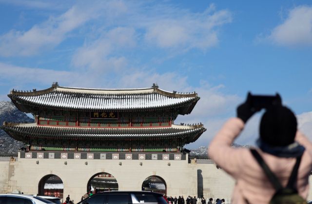 30일은 전국이 대체로 흐리고 수도권과 강원도는 대체로 맑다가 오후부터 구름이 많을 것으로 예보됐다. 사진은 서울 종로구 경복궁에서 관람객들이 파란하늘을 배경으로 사진촬영을 하는 모습. /사진=뉴스1
