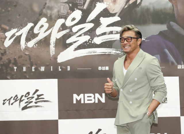 이종격투기 선수 추성훈이 과거 일본인 교사에게 구타를 당한 사실을 털어놓았다. 추성훈이 MBN 새 예능 프로그램 '더 와일드' 제작발표회에서 포즈를 취하는 모습/사진=뉴스1