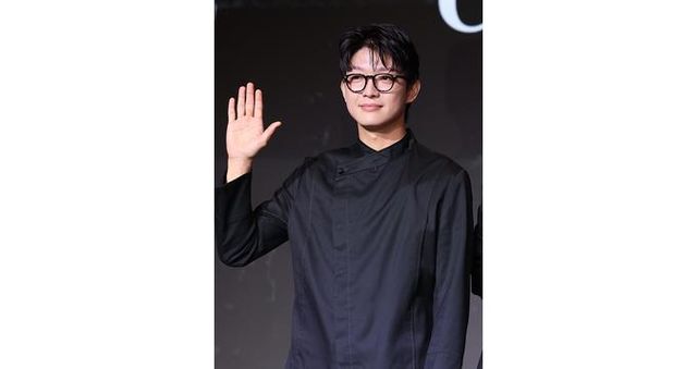 과거 사생활 논란이 일고 있는 넷플릭스 예능 프로그램 '흑백요리사'에 출연자 트리플스타(본명 강승원)가 지난 3일 서울시 행사에 참석했다. 사진은 트리플스타가 지난달 7일 서울 마포구 호텔 나루 서울 엠갤러리에서 열린 넷플릭스 예능 '흑백요리사: 요리 계급 전쟁' 기자간담회에서 포즈를 취한 모습. /사진=뉴스1