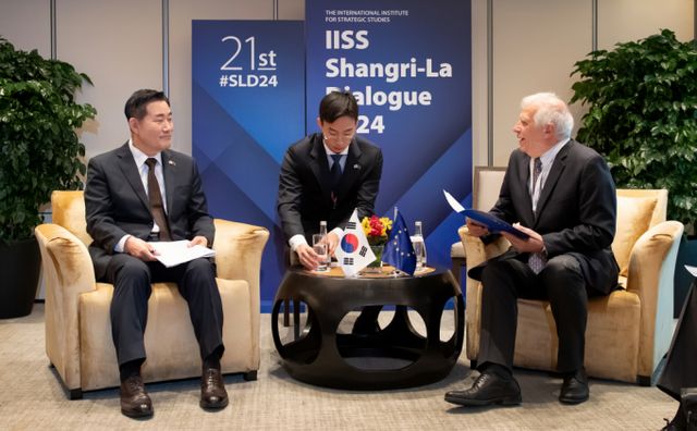 호세프 보렐 유럽연합(EU) 외교안보 고위대표가 한국을 방문해 EU와 한국 간 안보·방위 협력을 한층 강화하겠다는 의지를 밝혔다. 신원식 국방부 장관이 아시아안보회의(샹그릴라 대화) EU 양자회담에서 조셉 보렐 폰테예스 유럽연합(EU) 외교안보정책 고위대표와 대화하고 있다. /사진=국방부 