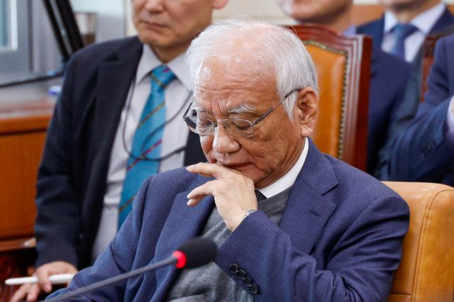  지난 1일 대법원은 영풍 석포제련소의 물환경보전법 위반 관련 행정처분에 대해 조업정지 결정을 확정했다. 장형진 영풍 고문이 지난달 24일 오후 서울 여의도 국회 환경노동위원회에서 열린 환경부·기상청 종합 국정감사에 출석하고 있다. /뉴스1