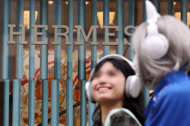 세계적인 명품 브랜드 에르메스의 주식 600만 주의 행방이 미궁에 빠졌다. 시민들이 서울의 한 백화점 에르메스 매장 앞을 지나고 있다. /사진=뉴시스 