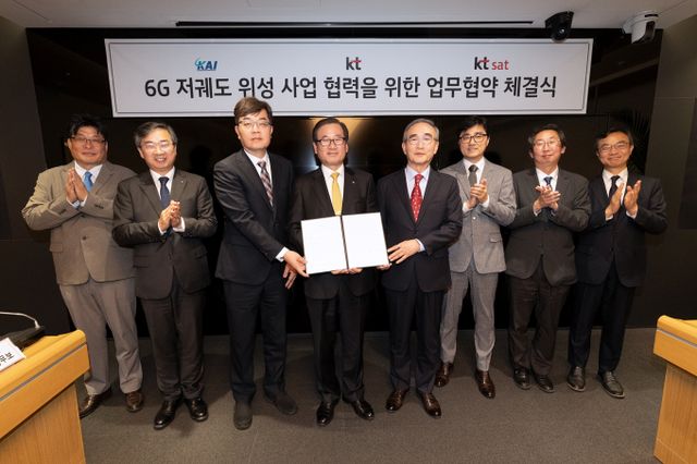 한국항공우주산업(KAI)과 KT, KT SAT이 6G 저궤도 위성 사업을 위한 전략적 협력을 맺었다. /사진=한국항공우주산업 