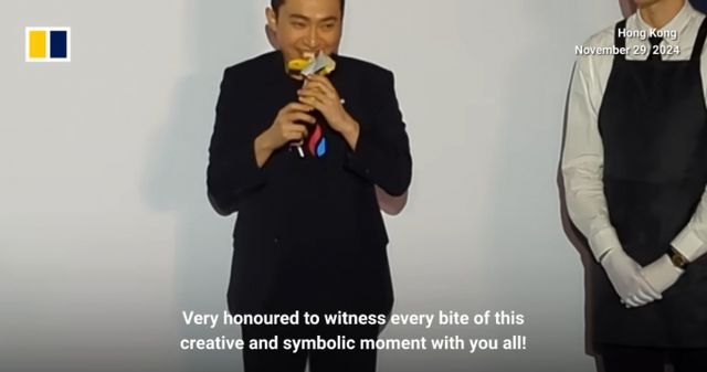 중국계 가상화폐 사업가 저스틴 선이 최근 홍콩 한 호텔에서 열린 한 행사에서 자신이 낙찰받은 벽에 붙은 바나나를 먹는 퍼포먼스를 했다. /사진=사우스차이나모닝포스트 유튜브 영상 캡처