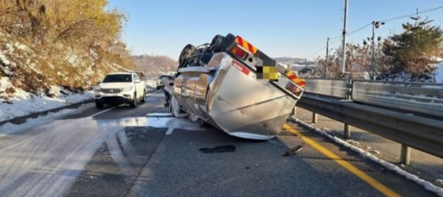 사진은 30일 오전 8시25분쯤 충북 음성군 금왕읍의 한 도로에서 우유를 싣고 가던 7.5톤 수송차가 전복된 모습. /사진=뉴스1(음성소방서 제공)