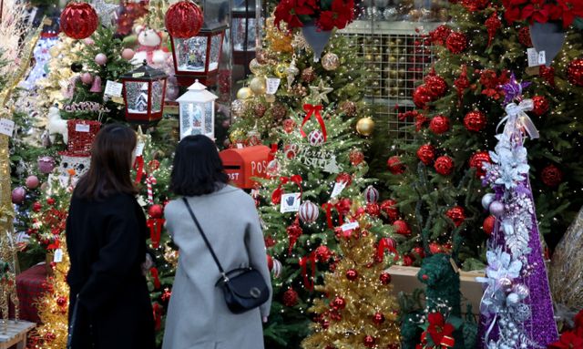 크리스마스를 앞둔 28일 대구 중구 서문시장에서 시민들이 크리스마스 소품과 트리를 살펴보고 있다. /사진=뉴시스