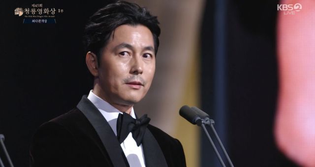 배우 정우성이 29일 오후 서울 영등포구 여의도 KBS홀에서 열린 제45회 청룡영화상에 최다관객상 시상자로 등장해 '혼외자 논란' 관련 발언을 하고 있다. /사진=KBS캡처