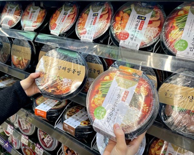 CU가 이달 국물 요리를 중심으로 대대적인 동절기 먹거리 행사를 진행한다. 국·탕·찌개 국물 요리부터 면류, 핫바, 안주류 등 총 200여개의 주요 동절기 상품들을 대상으로 다양한 +1 증정 및 할인 행사로 구성됐다. /사진=CU