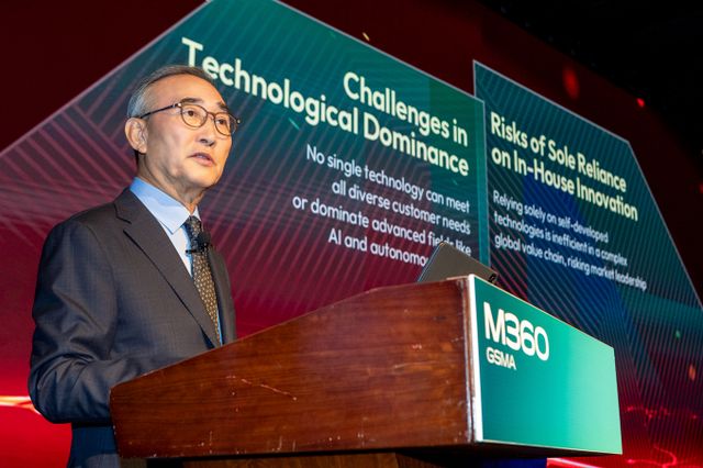 김영섭 KT 대표가 성장 정체 극복을 위해 사업 구조 혁신이 필요하다며 네트워크 운용 자회사 전출에 동참해 줄 것을 호소했다. 사진은 김영섭 KT 대표가 M360 APAC에서 기조연설을 하는 모습. /사진=뉴스1