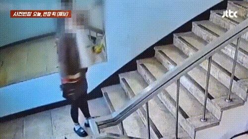 중년 부부가 상가 건물에서 노상 방뇨하는 장면이 포착돼 충격을 안겼다./사진=JTBC '사건반장' 갈무리