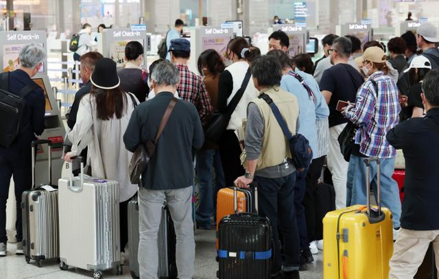 공항 보안 검색 요원을 폭행하고 무단으로 출국장을 진입하려던 20대 일본인 여성이 경찰에 입건됐다. 사진은 지난 4월18일 인천국제공항을 이용해 출국 중인 관광객들. 본 사진은 기사와 직접적인 관련이 없습니다. /사진=뉴시스