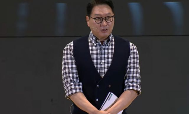 최태원 SK 회장이 4일 서울 코엑스에서 열린 'SK AI 서밋'에서 기조연설을 하고 있다. / 사진=SK AI 서밋 라이브 캡처. 