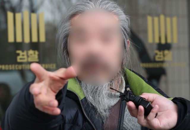  아동성범죄자 조두순의 집 앞에 경찰관 2명을 상시 배치하는 등 치안을 강화하고 있다. 사진은 지난 수원지방검찰청 안산지청에서 첫 공판을 마친 뒤 모습. /사진=뉴스1