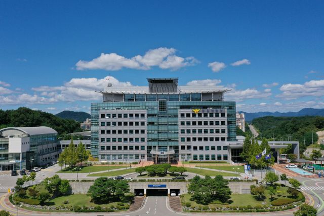 '북한강 30대 여성 토막 시신' 사건과 관련해 검찰이 용의자에 대한 구속영장을 신청할 방침이라 밝혔다. 강원 경찰청 전경/사진=뉴스1