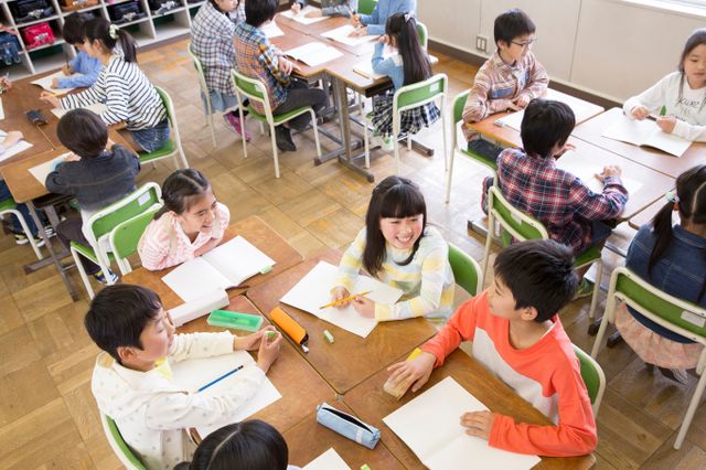 담임교사가 수업에 참여하지 않는 학생의 팔을 잡아당겨 일으키는 것은 학대가 아니라는 대법원 판단이 나왔다. /사진=이미지투데이