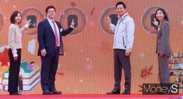 ▲ 착공 퍼포먼스하는 최호정 서울시의회 의장(맨오른쪽부터), 오세훈 서울시장, 김병주 MBK 파트너스 회장과 부인 박경아씨