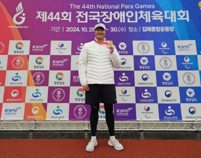 전국장애인체육대회에서 골든블루 소속 노경민, 심현우가 금메달 3개를 획득했다. 사진은 금메달 2개를 목에 건 노경민. /사진= 골든블루
