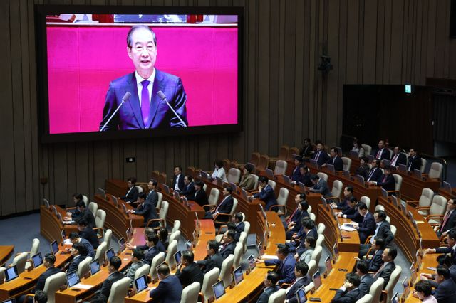 윤석열 대통령이 2025년도 예산안 시정연설에 불참해 한덕수 국무총리가 연설을 대독했다. 사진은 한 총리가 4일 서울 여의도 국회에서 열린 제418회 국회(정기회) 제 11차 본회의에서 2025년도 예산안 및 기금운용계획안에 대한 시정연설을 대독하는 모습. /사진=뉴시스