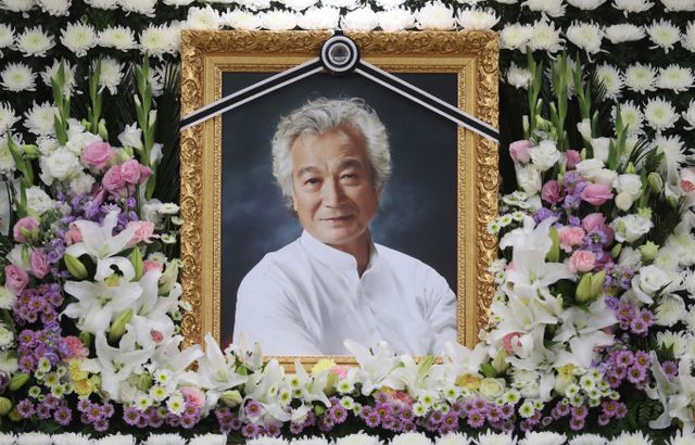 배우 신성일이 세상을 떠난 지 6년이란 세월이 흘렀다. 사진은 지난 2018년 11월 서울아산병원 장례식장에 마련된 고 신성일의 빈소. /사진=뉴스1(사진공동취재단)