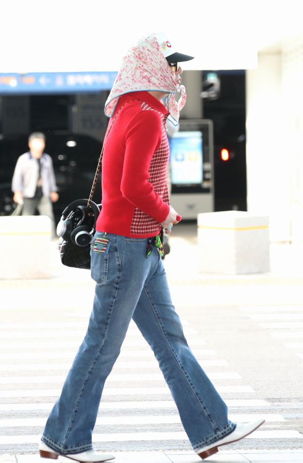 지드래곤이 아직 국내 출시 전인 테슬라 전기 픽업트럭 '사이버트럭'(Cybertruck)을 탑승해 화제다. 사진은 4일 인천국제공항에 도착한 지드래곤의 모습. /사진=뉴스1