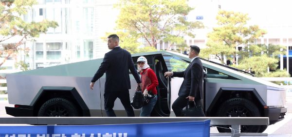 지드래곤이 아직 국내 출시 전인 테슬라 전기 픽업트럭 '사이버트럭'(Cybertruck)을 탑승해 화제다. 사진은 4일 인천국제공항에 도착해 사이버트럭에서 하차하고 있는 지드래곤의 모습. /사진=뉴스1