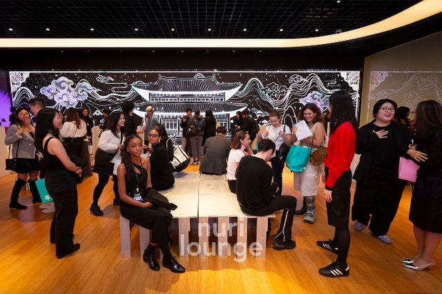  누리하우스가 지난 1일(현지시각) 미국 뉴욕에서 대규모 K뷰티 행사를 개최했다. 누리하우스가 뉴욕문화원에서 개최한 K뷰티 부스트 행사 내부 현장을 방문객들이 둘러보고 있다. /사진=누리하우스