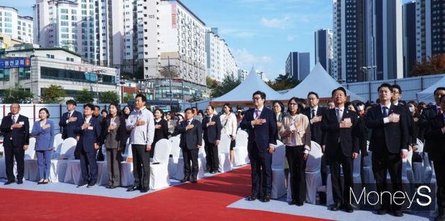 ▲ 국민의례하는 내-외빈