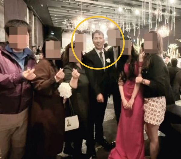 안희정 전 충남지사가 2년3개월 만에 대중 앞에 모습을 드러냈다. 사진은 지난 2일 자신의 아들 결혼식에 등장한 그의 모습. /사진=페이스북 캡처