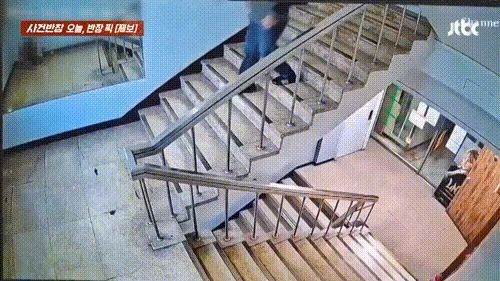 중년 부부가 상가 건물에서 노상 방뇨하는 장면이 CCTV 속 거울에 포착돼 충격을 안겼다./사진=JTBC '사건반장' 갈무리