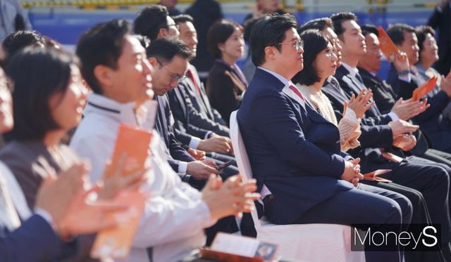 ▲ 착공식 바라보는 김병주 MBK파트너스 회장 등