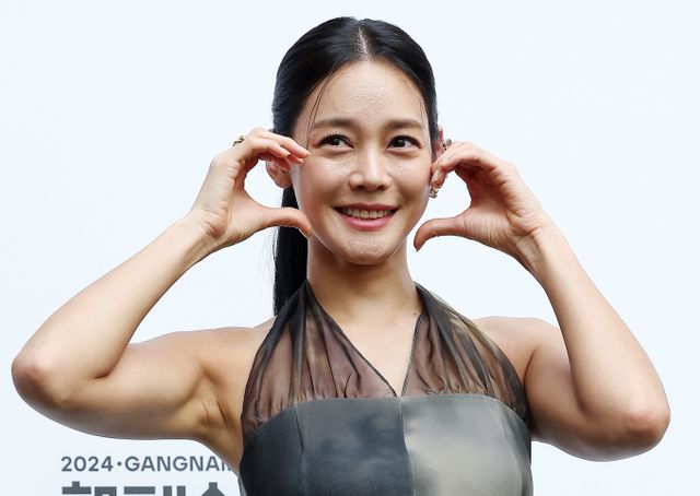 디자이너 지춘희가 '돌싱' 안현모에게 연애 조언을 건네며 애정을 드러냈다. 사진은 서울 강남구 압구정로 미스지콜렉션 청담 사옥 앞에서 열린 25 S/S 미스지콜렉션 패션쇼 포토콜에 참석한 방송인 안현모. /사진=뉴스1