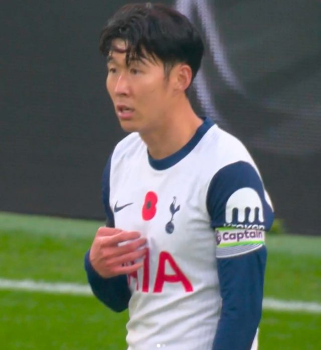 스마일 보이로 불리는 축구선수 손흥민(32·토트넘 훗스퍼)이 이른 교체사인에 불만을 표출해 해외에서도 화제가 됐다. 토트넘 홋스퍼 주장 손흥민이 영국 런던 토트넘 홋스퍼 스타디움에서 열린 아스톤 빌라와의 2024-2025 잉글랜드 프로축구 프리미어리그(EPL)에서 첫 교체 지시를 받자 당황한 표정을 짓고 있다. /사진=잉글랜드 프리미어 리그(EPL) 공식 인스타그램