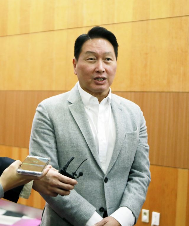 최태원 SK그룹 회장이 4일 서울 강남구 코엑서에서 열린 'SK AI 서밋(SUMMIT) 2024'에서 기자들과 만나 질의응답하고 있다. / 사진=SK