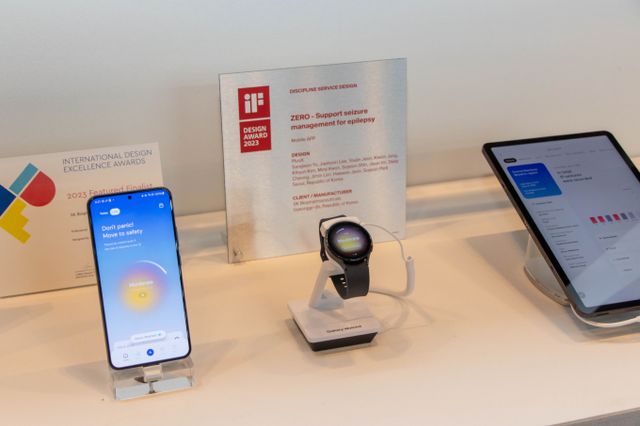 SK바이오팜이 뇌전증 환자를 위한 인공지능(AI) 솔루션을 공개했다. 사진은 SK바이오팜의 뇌전증 관리 AI 플랫폼과 연동한 스마트 기기. /사진=SK바이오팜