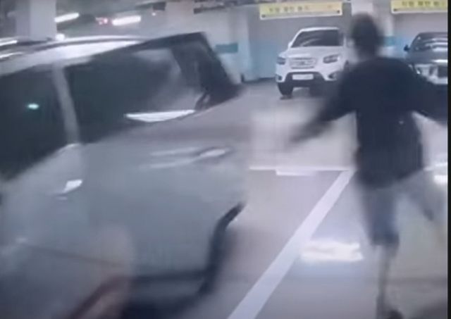 기어를 후진에 놓은 상태에서 하차했다가 주차된 차를 파손했음에도 피해자에게 연락하지 않은 사고가 발생했다. /사진=보배드림 유튜브 캡쳐