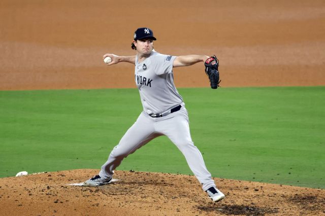 뉴욕 양키스 소속 투수 게릿 콜이 옵트 아웃 행사를 포기하고 팀 잔류를 선택했다. 사진은 LA다저스와의 월드시리즈 1차전 경기에 나선 게릿 콜의 모습. /사진=로이터 