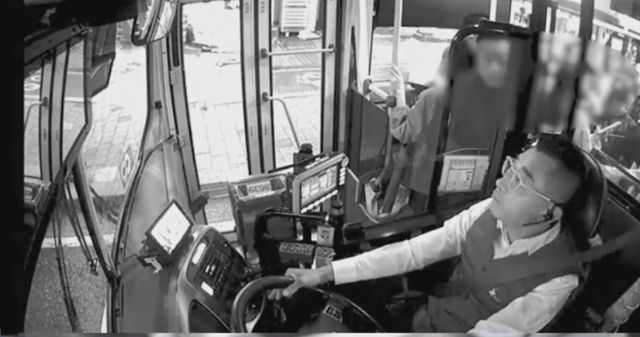 버스기사가 의식을 잃고 쓰러진 승객을 심폐소생술로 살린 사실이 뒤늦게 알려졌다. /사진=뉴시스(서울버스조합 제공)