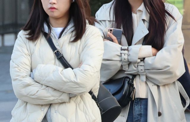  6일인 오늘은 대체로 맑겠으나 전날보다 최저 기온이 낮아 추운 날씨를 유지할 예정이다. 갑작스레 쌀쌀해진 날씨에 두터운 옷차림을 한 시민들이 몸을 움추린채 출근린 발걸음을 재촉하고 있다. /사진=뉴시스
