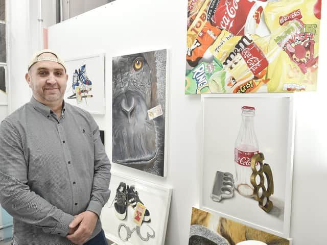 마약 밀매업자였던 케빈 데번포트가 감옥에서 그림을 그리는 법을 배운 후 예술가로써 다시 태어났다. 사진은 영국 잉글랜드 웨스트요크셔주 리즈시에 위치한 작업실에서 작업을 하고 있는 케빈 데번포트. /사진=케빈 데번포트 아트 홈페이지 캡처