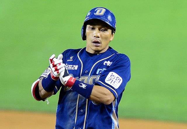 삼성 라이온즈가 NC다이노스 출신 이종욱 코치와 1년 계약을 체결했다. 사진은 2016년 NC다이노스에서 활약하던 이종욱 코치. /사진=뉴스1