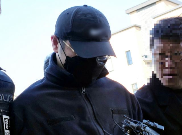 30대 여성 군무원을 살해한 뒤 시신을 훼손·유기한 현역 군 장교 A씨가 5일 구속 전 피의자 심문을 받기 위해 법원에 출석했다. 사진은 A씨가 5일 춘천지법에서 열린 영장실질심사(구속 전 피의자 심문)에 출석한 모습. /사진=뉴스1