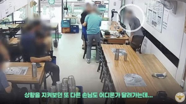 옆 테이블에 있던 손님은 급히 파출소로 달려가 위급한 상황임을 알렸다. 사진은 옆 테이블 손님이 환자의 상태를 확인하는 모습. /사진=유튜브 캡처