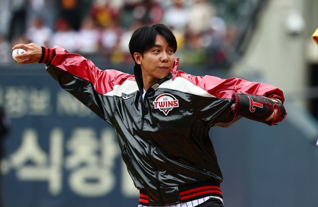  양우석 감독 스크린 연출 복귀작 '대가족'에서 이승기가 파격 변신했다. 2024 프로야구 준플레이오프 2차전 kt 위즈와 LG 트윈스의 경기 시작 전 가수 이승기가 시구를 하는 모습 /사진=뉴시스