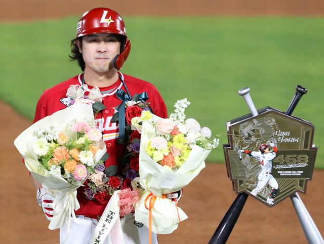 올시즌 FA 대어 최정(37)이 고향팀 SSG 랜더스와 계약을 예고했다. SSG 최정이 468호 홈런으로 KBO리그 통산 최다 홈런 신기록을 달성한 뒤 기념 사진을 찍는 모습./사진=뉴스1