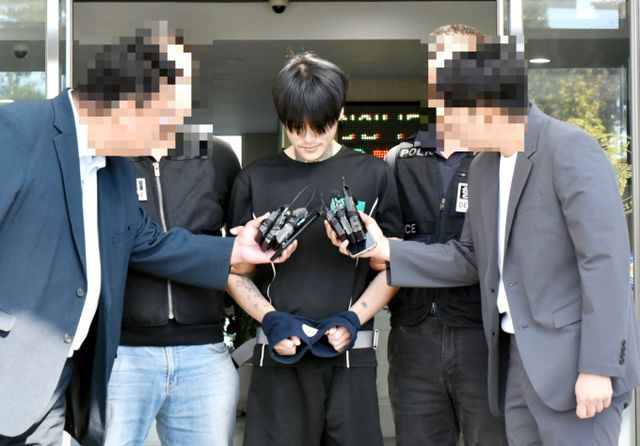 10대 여학생을 흉기로 찔러 살해한 박대성(30)이 첫 공판에서 자신의 혐의를 일부 부인했다. 사진은 박대성이 지난달 4일 순천경찰서 중앙 현관 앞에서 취재진의 질문에 묵묵부답하는 모습. /사진=뉴스1