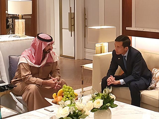 김동관 한화그룹 부회장이 4일 압둘라 빈 반다르 알 사우드 사우디아라비아 국가방위부 장관과 만나 사우디의 국가발전전략인 '비전2030'의 안보 및 경제 분야 협력방안을 논의했다. /사진=한화그룹