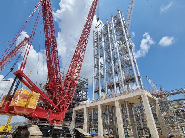 DL이앤씨가 미국 텍사스 석유화학 플랜트 현장에 핵심 기기인 '루프 리액터' 설치를 최근 끝냈다. 사진은 설치 당시 모습. /사진=DL이앤씨